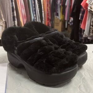 CROCS Stomp Black Fur-Lined Mules